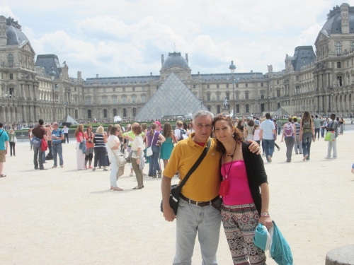 La coppia di serresi Biagio e Concettina davanti all&#039;entrata del Louvre