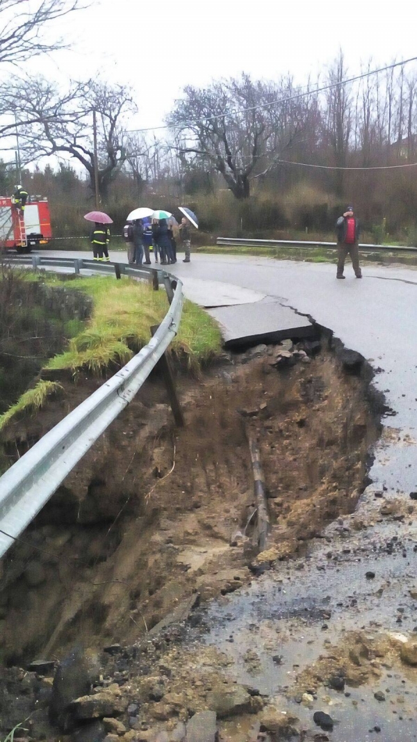 Sale al livello 3 l’allerta meteo nel Chiaravallese. Frana sulla strada provinciale in contrada Santa Lucia