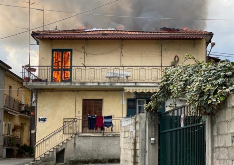 Incendio in una casa a Dasà, famiglie evacuate - VIDEO