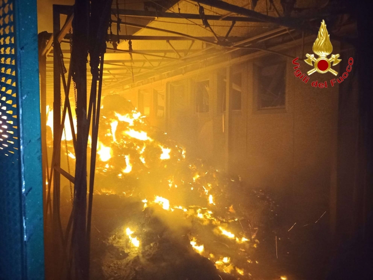 Incendio alla discarica di San Nicola, ancora in corso le operazioni di messa in sicurezza - FOTO