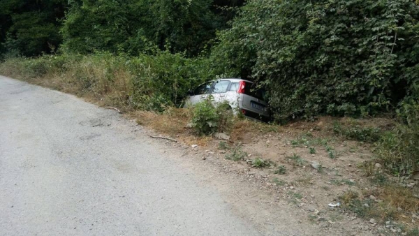 Finiscono fuori strada con l&#039;auto, salvate dai poliziotti del commissariato di Serra