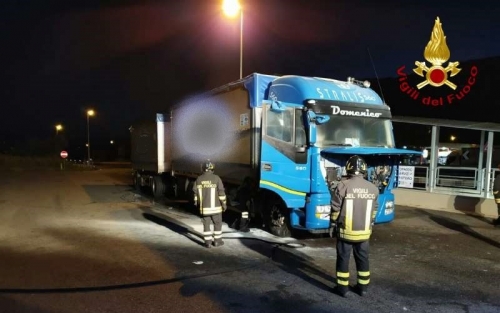 Pizzo, autocarro in fiamme sull’A2: i vigili del fuoco limitano i danni