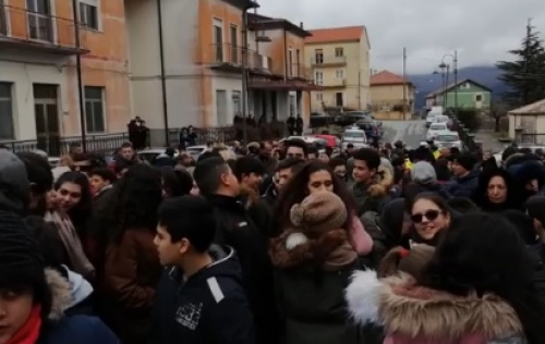 Fabrizia scende in piazza contro la chiusura della filiale della Bper Banca