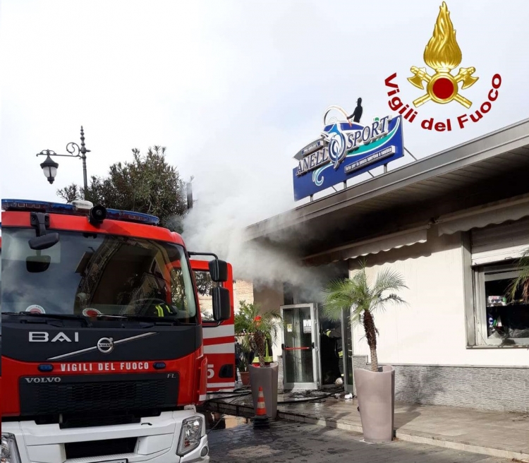 Incendio in un negozio a Vibo Marina, sul posto i vigili del fuoco