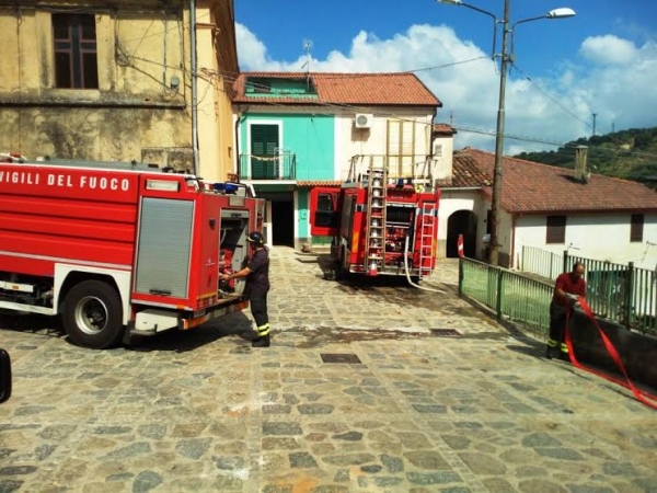 Pizzoni, in fiamme un fabbricato situato nel centro storico