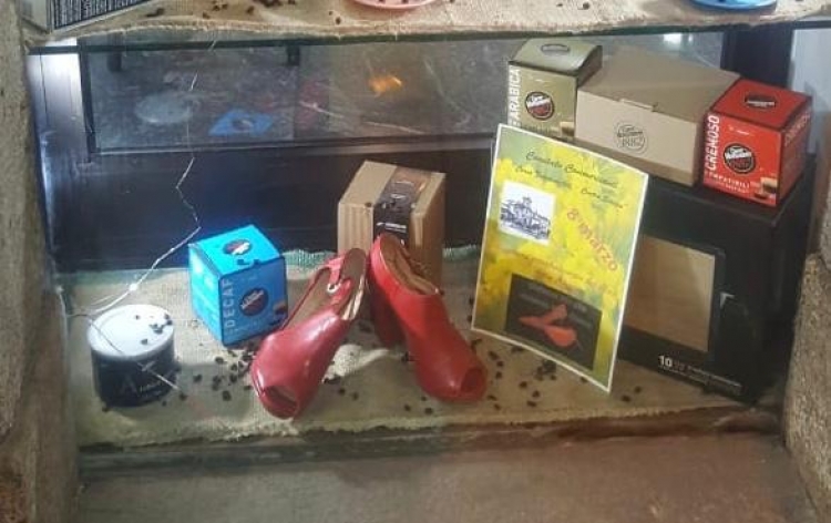 Serra, le scarpe rosse del comitato “Corso Terravecchia-centro storico” per dire no alla violenza sulle donne