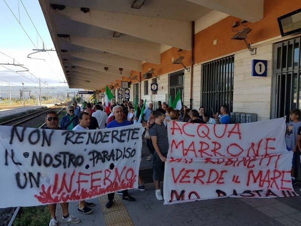 Mare sporco a Nicotera, i cittadini liberano i binari: domani incontro con Pallaria