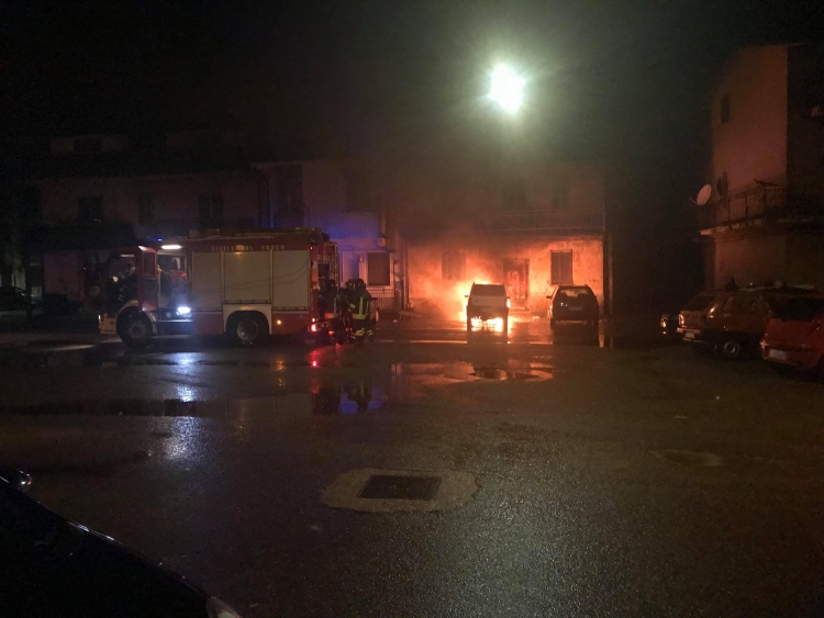 Serra, auto in fiamme in piazza Garusi