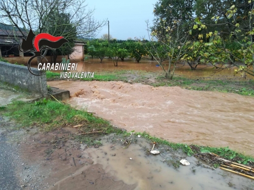 Torrente rompe gli argini e allaga una casa, due anziani salvati dai carabinieri a Pizzo