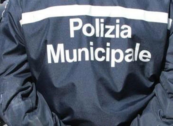 Serra, provoca un incidente e fugge: individuato dalla polizia municipale