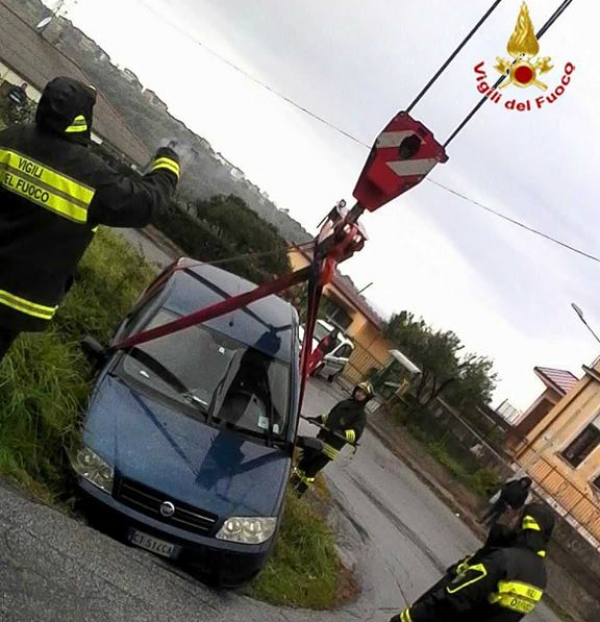 Vibo, auto finisce fuori strada a Triparni: necessario l&#039;intervento di una gru dei Vigili del fuoco