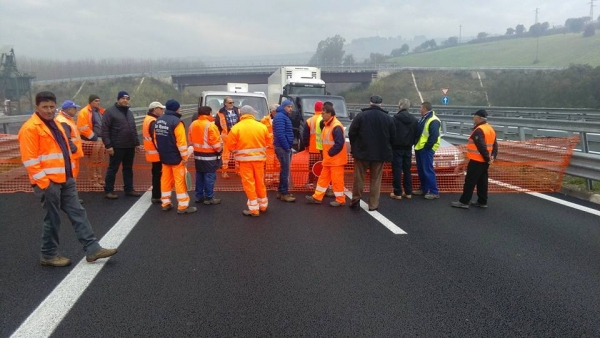 A3, operai senza stipendio bloccano per oltre un&#039;ora lo svincolo di Mileto