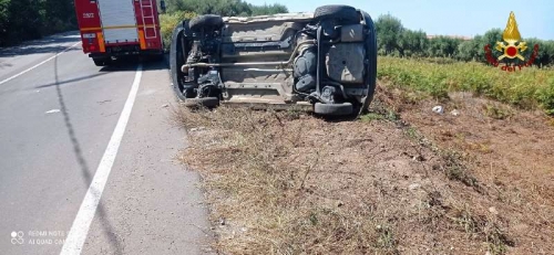 Auto si ribalta nel Vibonese, sul posto i vigili del fuoco