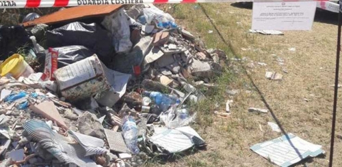 Rifiuti pericolosi in un’area demaniale, sequestrata una discarica abusiva nel Vibonese