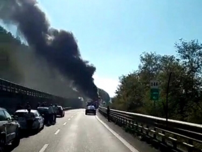 Pullman in fiamme sull’A2 tra Pizzo e Sant’Onofrio