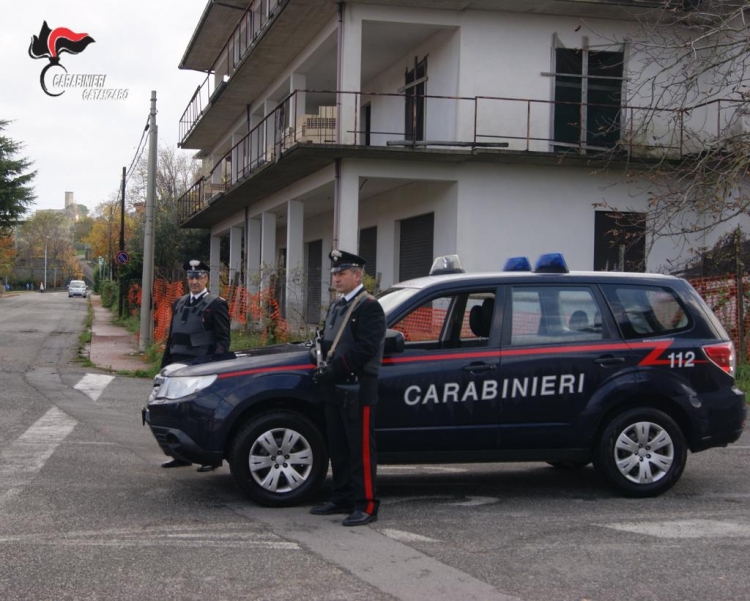 Soverato, evade dai domiciliari, aggredisce il fratello della ex compagna e tenta la fuga all’estero: arrestato