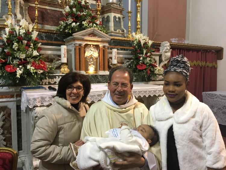 A San Nicola il primo battesimo di un bambino ospite del centro d’accoglienza