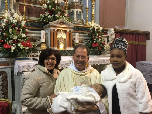 A San Nicola il primo battesimo di un bambino ospite del centro d’accoglienza