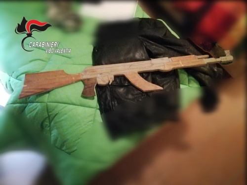 Piscopio, durante le perquisizioni spunta un kalashnikov di legno