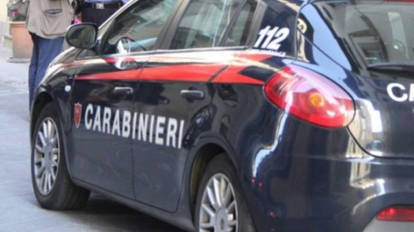 Briatico, litiga con un conoscente e gli distrugge il parabrezza dell’auto con un masso