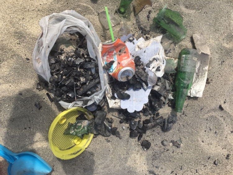 Falò in spiaggia a Bivona, bagnanti costretti alla raccolta di rifiuti pericolosi – FOTO