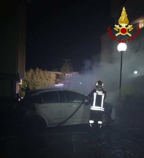 In fiamme l’auto di un sacerdote a Vibo, ingenti i danni