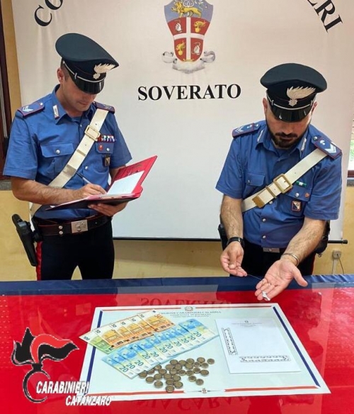 Soverato, svuotavano i videopoker con un arnese metallico: arrestati