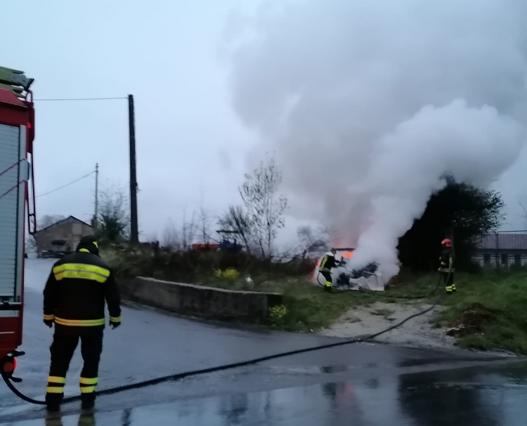 Auto in fiamme alle porte di Serra