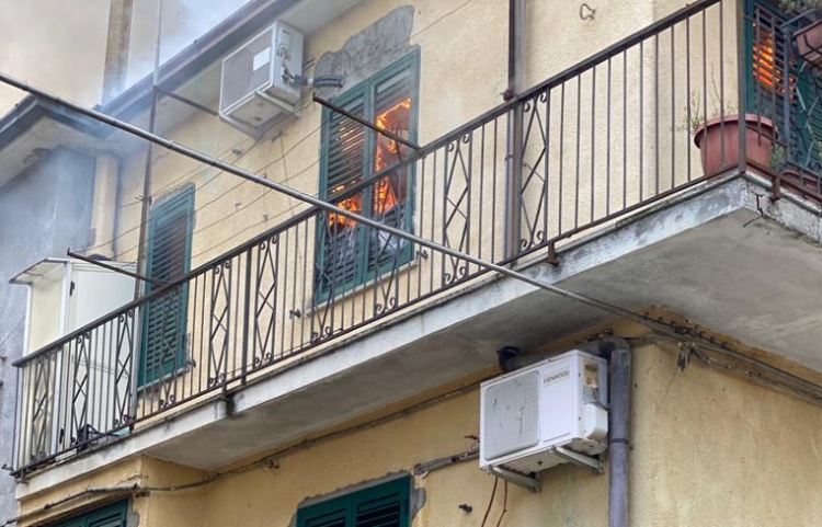 Incendio in una casa a Dasà, Scaturchio: «Un grazie a prefetto, vigili del fuoco, carabinieri e cittadini»