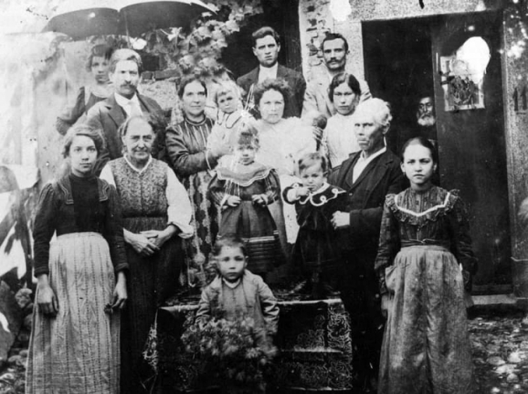 La famiglia Timpano (Fatunedha) nel quartiere Zzàccanu, in posa di fronte alla casa di Mastro Bruno, che si vede a destra sull&#039;uscio della porta della sua casa (stampa fotografica del 1965 da un originale perduto, collezione privata, da &quot;Bruno Pelaggi e il suo tempo&quot; di D. Pisani)