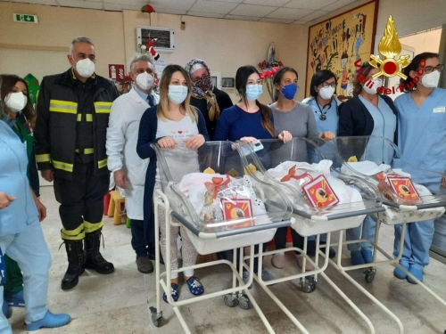 I vigili del fuoco portano la Befana all’ospedale “Jazzolino” di Vibo