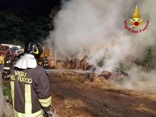 Incendio in un deposito di fieno ad Arena, intervengono i vigili del fuoco