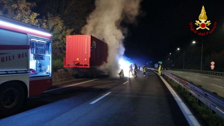 Mezzo pesante in fiamme sul tratto vibonese dell’A2