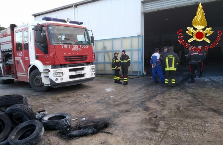 Incendio in un’autofficina a Drapia, intervengono i Vigili del fuoco