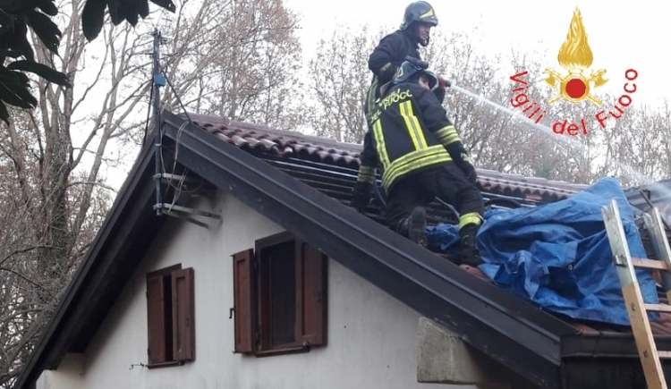 Tetto di un’abitazione in fiamme a Torre di Ruggiero, intervengono i vigili del fuoco