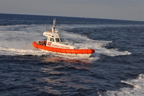 La Capitaneria di porto salva tre persone al largo della costa vibonese