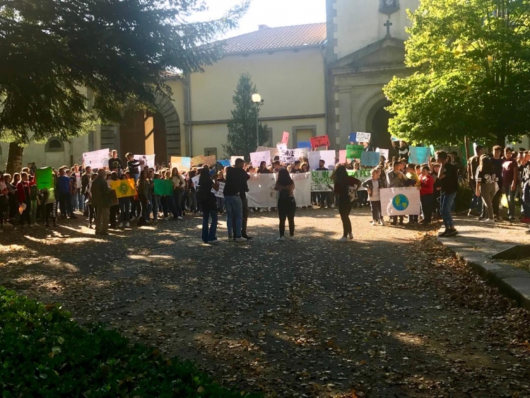 FridaysForFuture, studenti in piazza anche a Serra: «Salviamo l’ambiente»