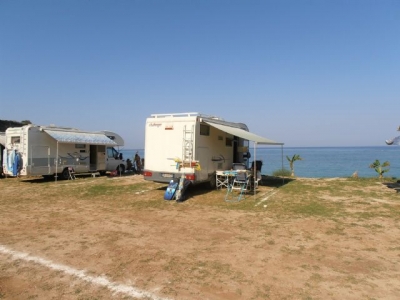 Zambrone, esplode una bombola di gas mentre preparano la cena in camper: 4 feriti