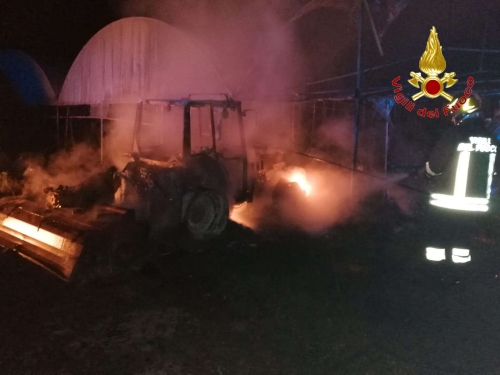 Incendio in un&#039;azienda agricola del Vibonese, in fiamme alcune serre e due mezzi agricoli