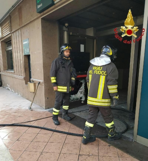 Lancia una bottiglia incendiaria contro la banca a Vibo e poi si costituisce