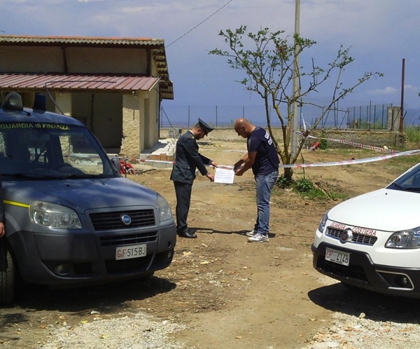 Vibo, sigilli a un edificio costruito su demanio marittimo: denunciato il titolare