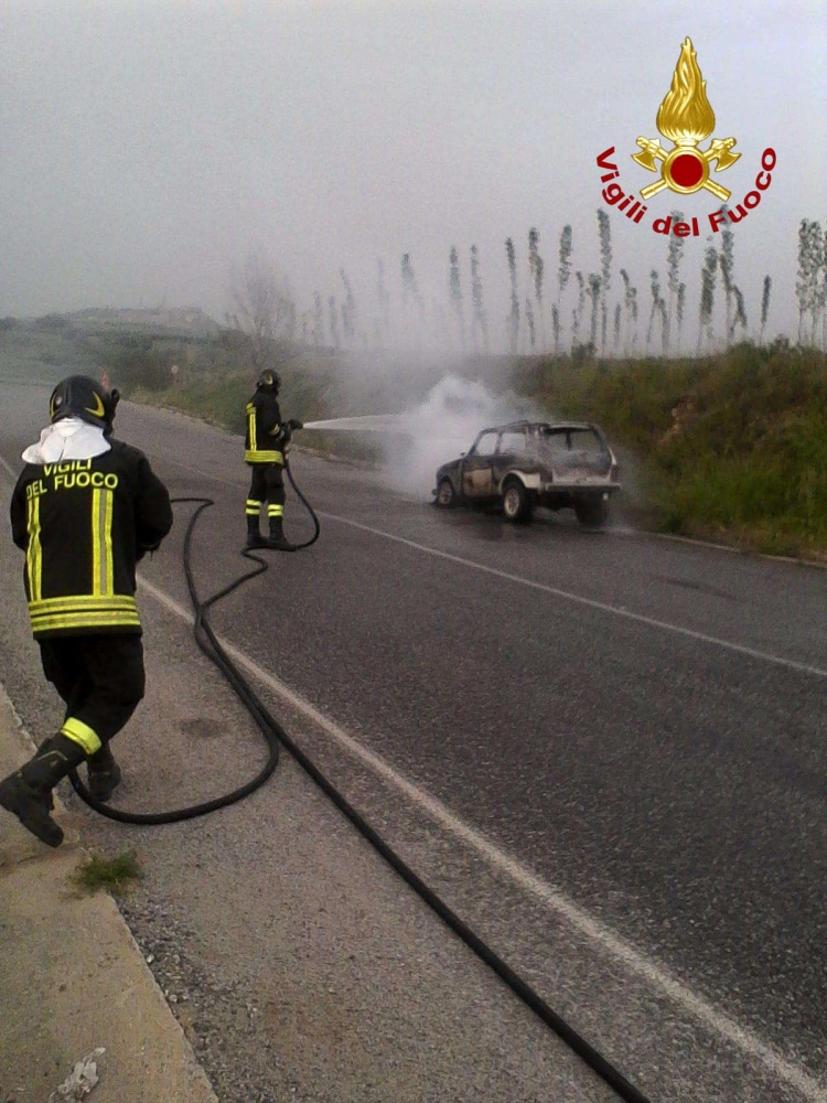 Auto a Gpl va a fuoco nel Vibonese, intervengono i vigili del fuoco