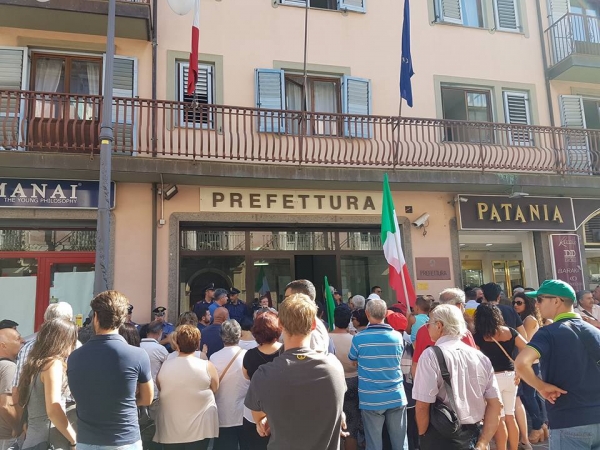 Mare sporco, la protesta dei cittadini di Nicotera si sposta a Vibo - FOTO