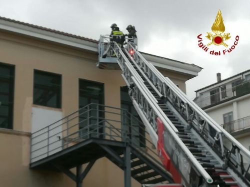 Maltempo e raffiche di vento, a Vibo danni al tetto della scuola media Garibaldi