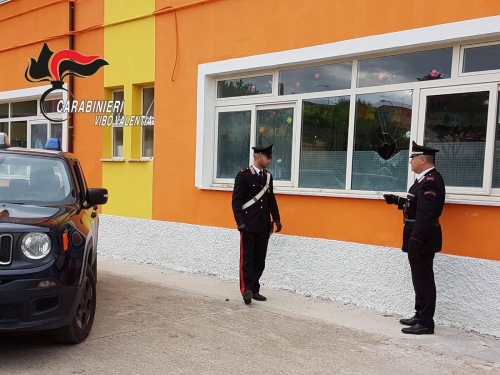 San Gregorio, ignoti lanciano un sasso contro la finestra della scuola allestita come seggio elettorale