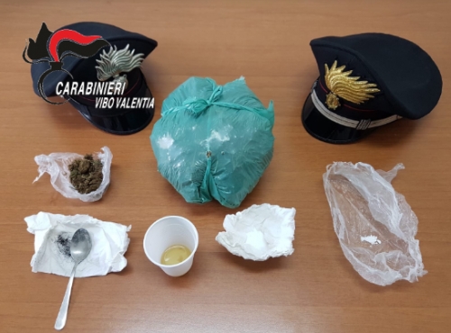 Sorpreso in casa con eroina e marijuana, arrestato 37enne a Vibo Marina