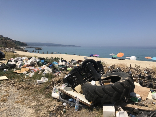 L’Arpacal di Vibo scrive ai Comuni: «Bisogna vietare l’abbandono di rifiuti sulle spiagge»