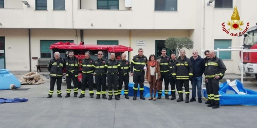 La dirigente dell’Itis di Vibo consegna il disinfettante per le mani ai vigili del fuoco