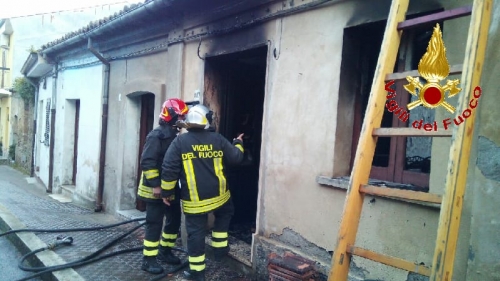 Incendio in un’abitazione a Sant&#039;Onofrio, intervengono i Vigili del fuoco