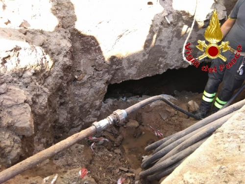 Cede il manto stradale, sgomberato un fabbricato a Vibo